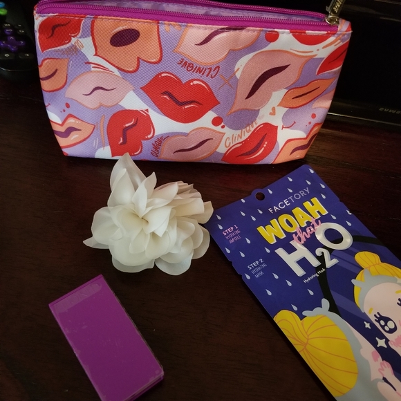 🥳Final Sale🥳 Clinique Makeup Bag + 2 Extras - Picture 1 of 5